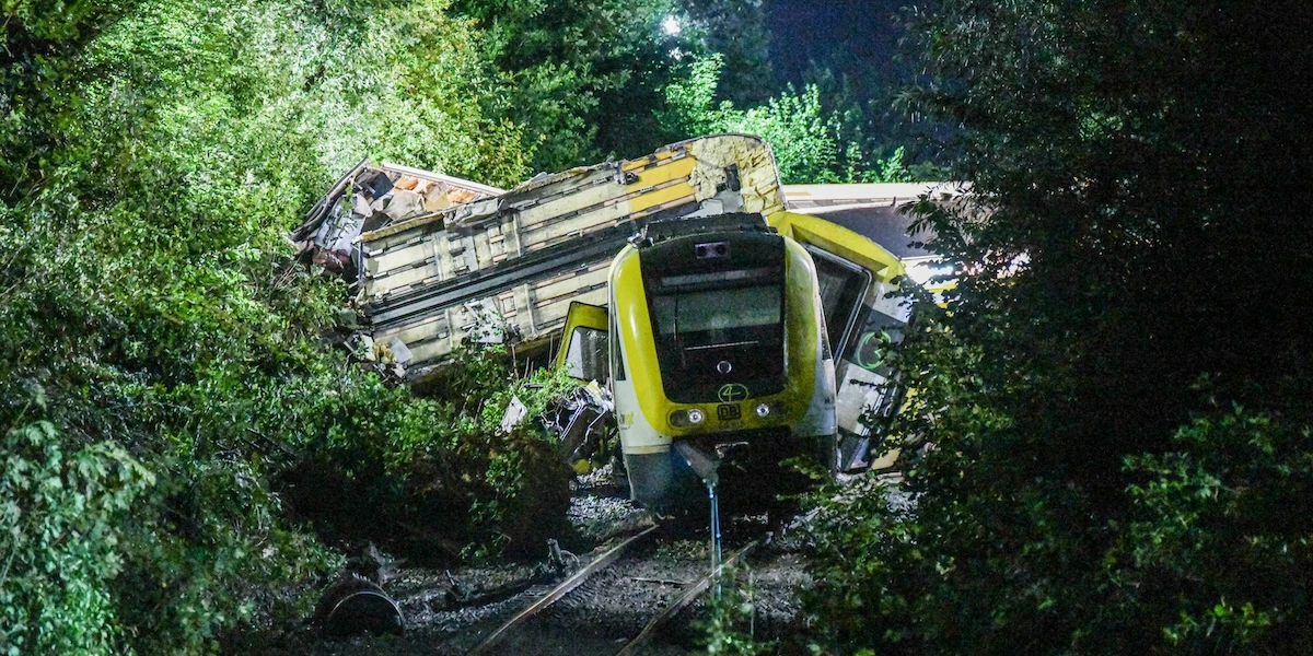 1 minuto faL’incidente ferroviario in Germania potrebbe essere stato causato da una franaÈ l'ipotesi principale, legata ai forti temporali: sono morte almeno tre persone, tra cui il macchinista