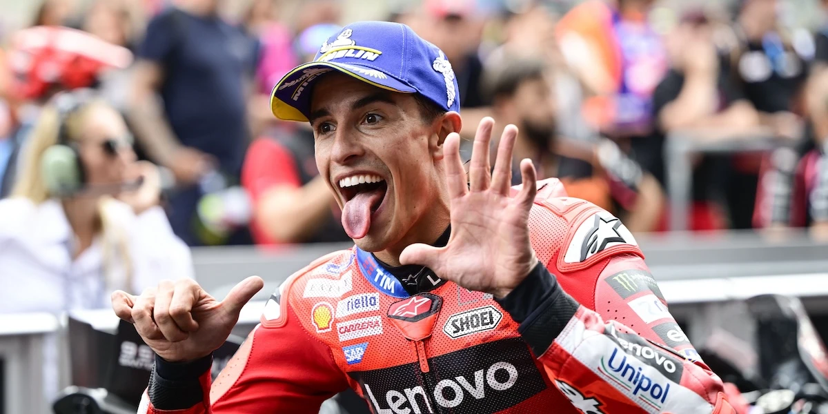 2 minuti faMarc Márquez è tornato quello degli anni miglioriTra il 2013 e il 2019 vinse sei Mondiali di MotoGP, e poi ebbe anni di problemi e infortuni: quest'anno è tornato a vincere com un tempo