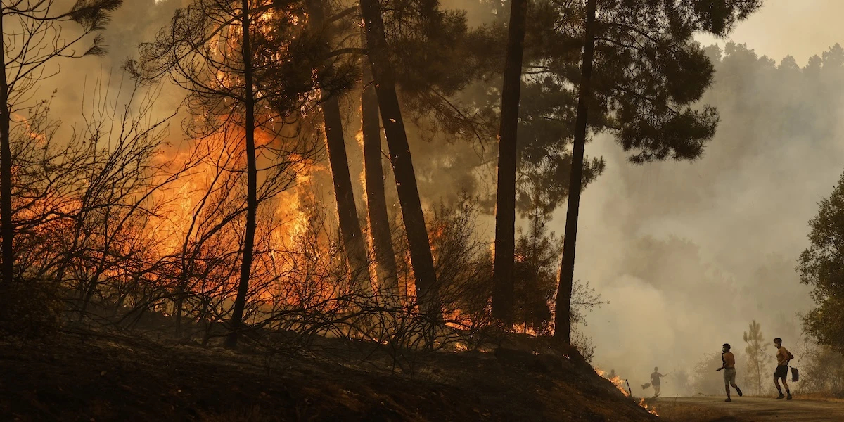 1 minuto faIn Spagna un vigile del fuoco è morto durante le operazioni per spegnere gli incendi in corso da giorni nel nordovest del paese