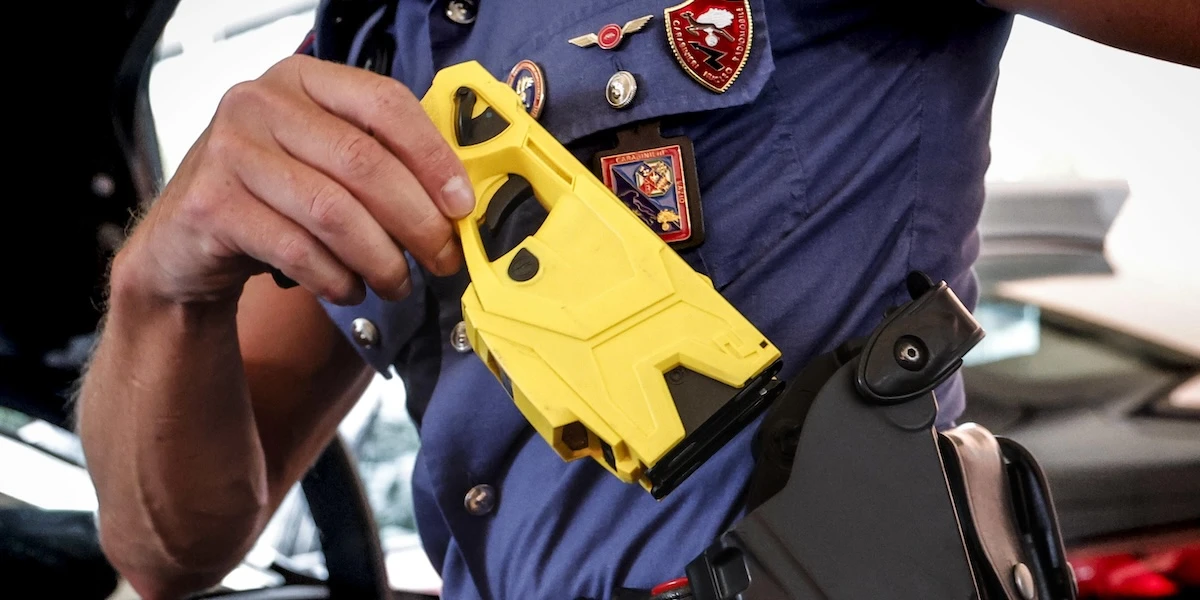 5 minuti faCome funzionano i taser in dotazione alle forze dell’ordineIn Italia ci sono dal 2022 e sono sottoposti a un regolamento preciso, ma il loro uso continua a essere contestato