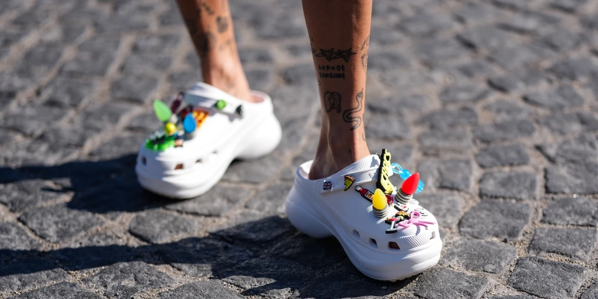 3 minuti faNo, la moda delle scarpe brutte non sta passandoQualcuno l'ha ipotizzato perché Crocs sta avendo un calo dei ricavi negli Stati Uniti, ma siamo lontani