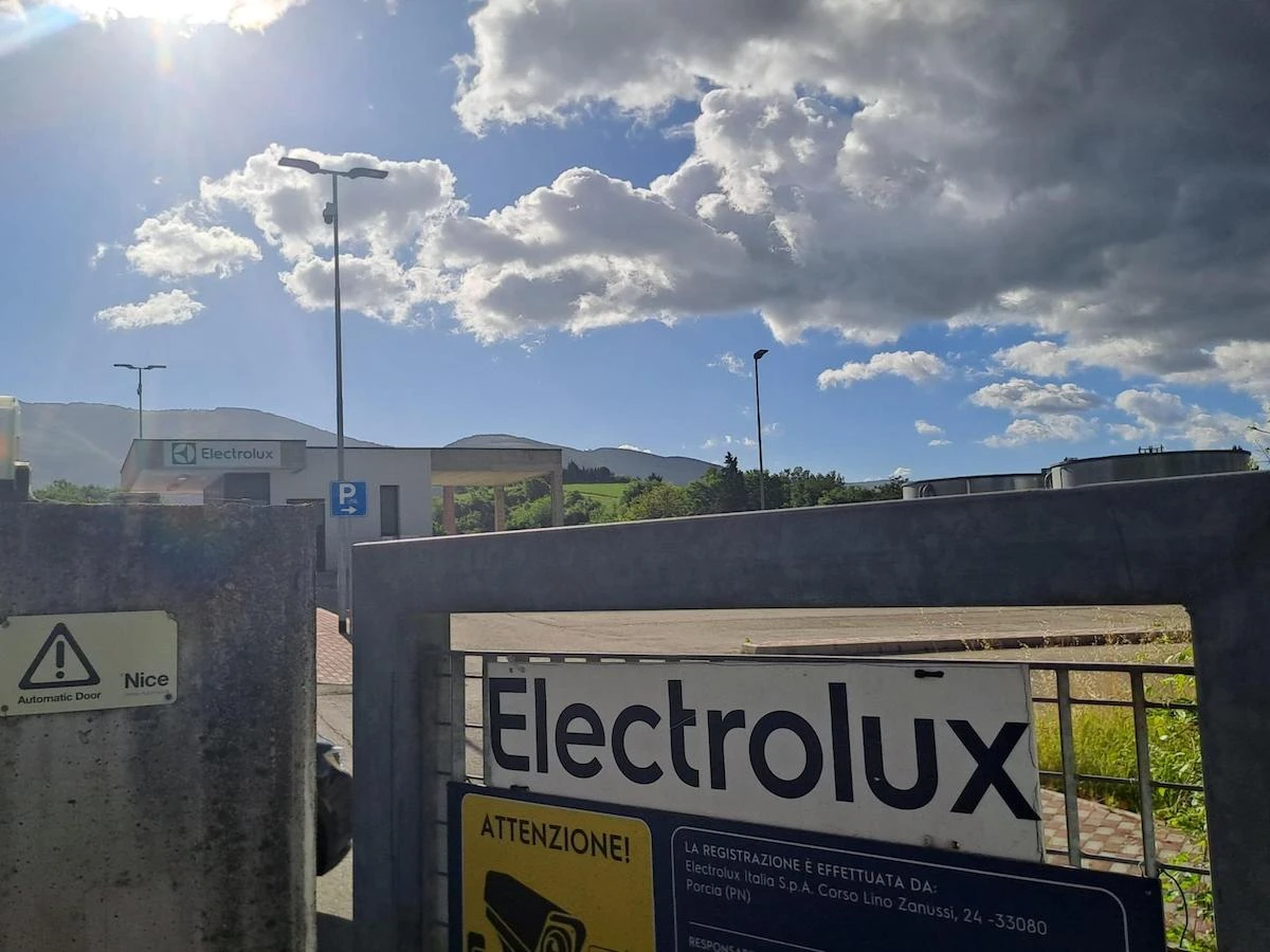 pochi secondi faDa dove viene la crisi di ElectroluxLa multinazionale di elettrodomestici ha annunciato che ridurrà di molto il personale in Italia, a causa di difficoltà non solo italiane