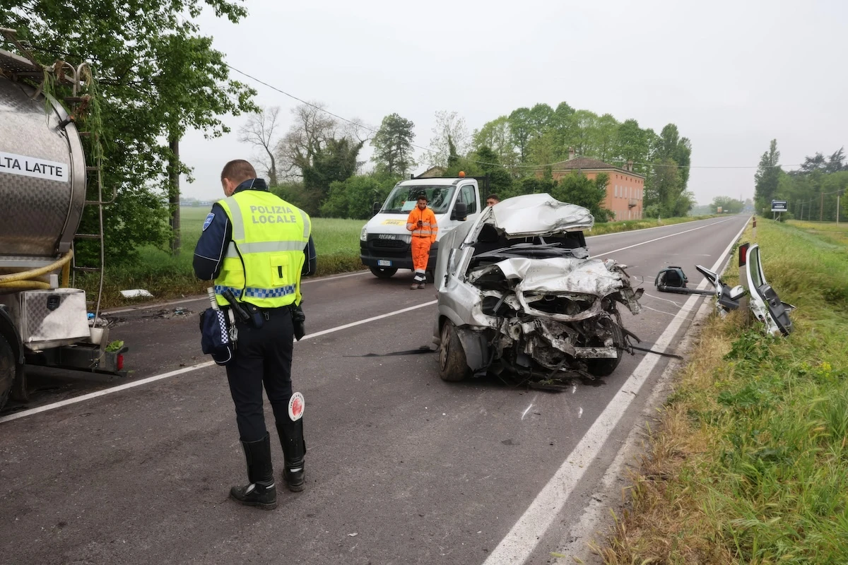 3 minuti faA Modena tre persone sono morte in un incidente tra una macchina e un autocarro, e due sono gravemente ferite