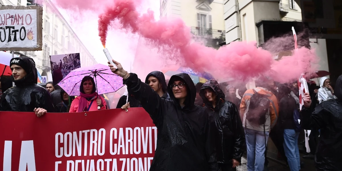 Che storia ha la Festa dei lavoratoriSi celebra il primo maggio ed è legata a un episodio avvenuto a Chicago nel 1886, ma in Italia da decenni si ricorda anche una strage più recente
