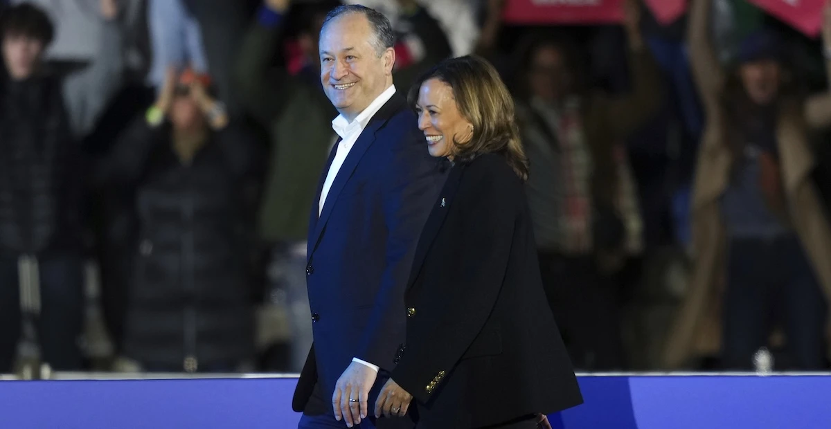 Donald Trump ha licenziato il marito di Kamala Harris dal consiglio di amministrazione del museo memoriale dell’Olocausto