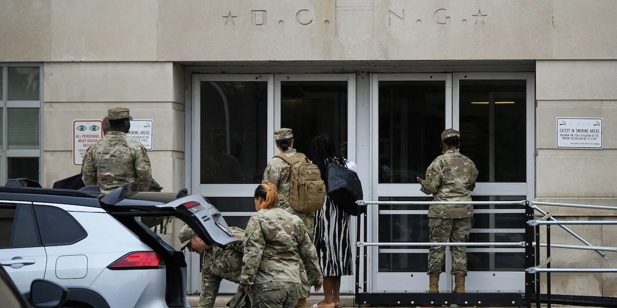 2 minuti faLe truppe della Guardia Nazionale stanno arrivando a Washington