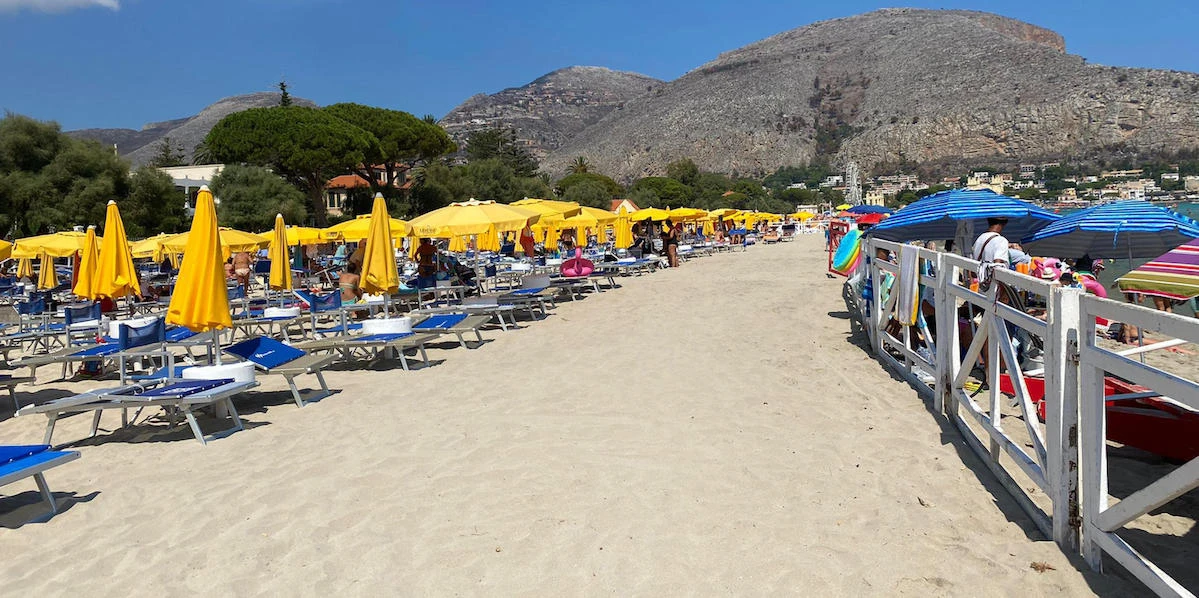 2 minuti faSi può mettere un tornello per entrare in una spiaggia?Ce n'è uno di cui si discute molto a Mondello, in Sicilia: la Guardia di finanza deve decidere se sia da togliere