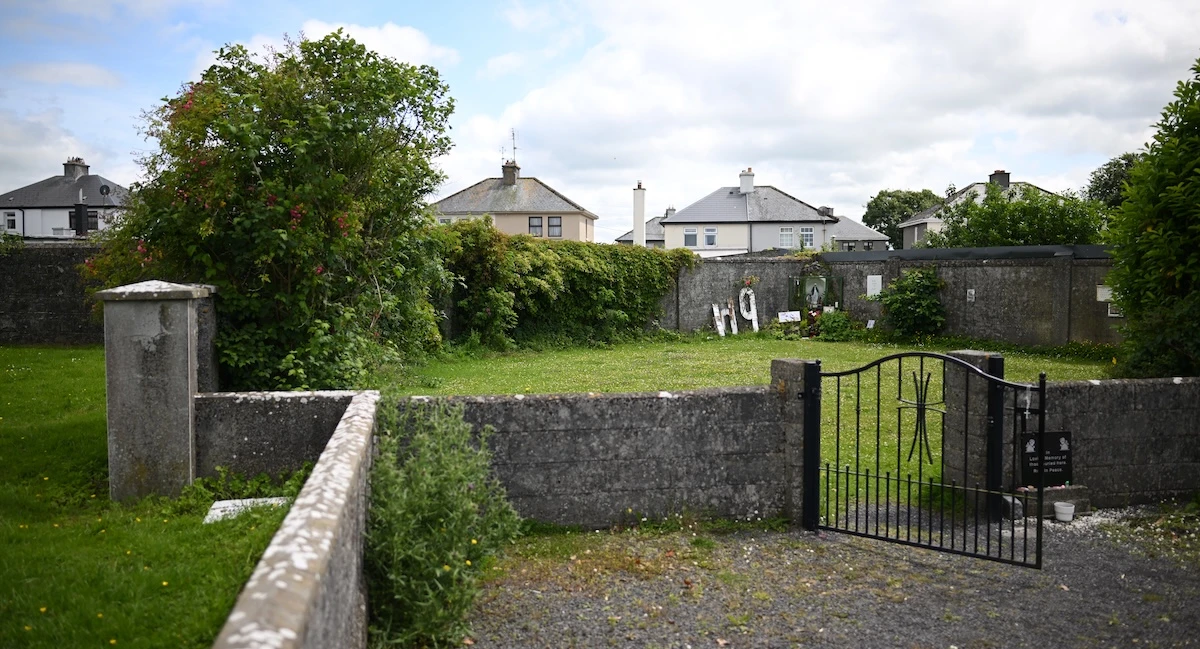 pochi secondi faCi sono centinaia di bambini sepolti in questa fossa comune in IrlandaÈ sul luogo di una vecchia casa per ragazze madri gestita dalle suore, e ora sono iniziati gli scavi per recuperare i corpi
