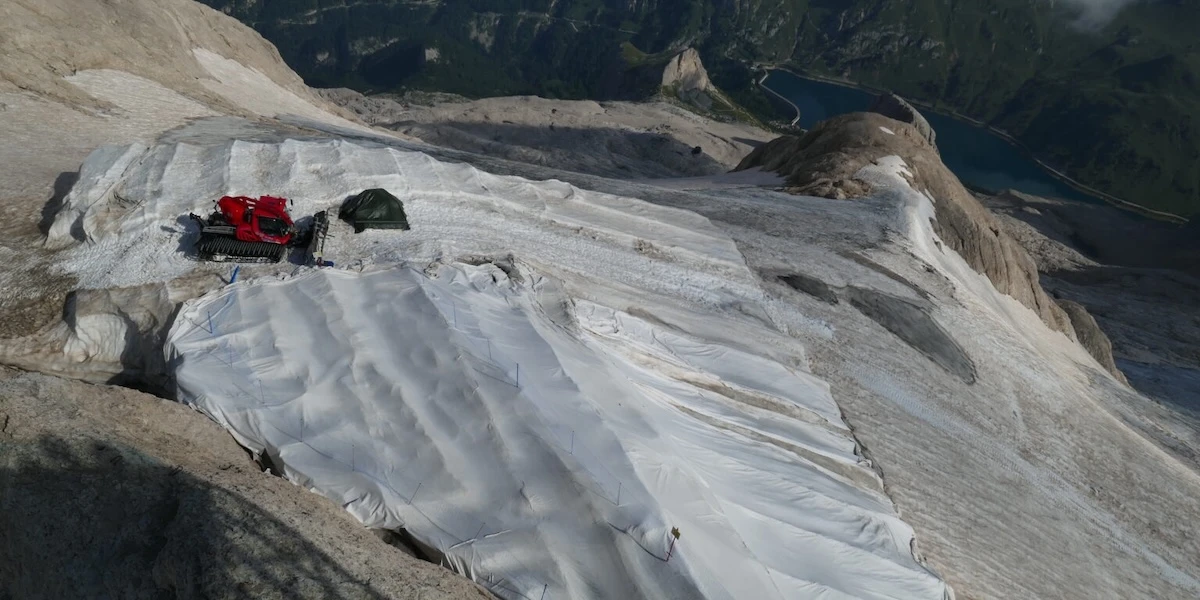 4 minuti faI teli che coprono il ghiacciaio della Marmolada non lo salverannoServono più che altro a proteggere le piste da sci, e intanto diffondono microplastiche in alta montagna