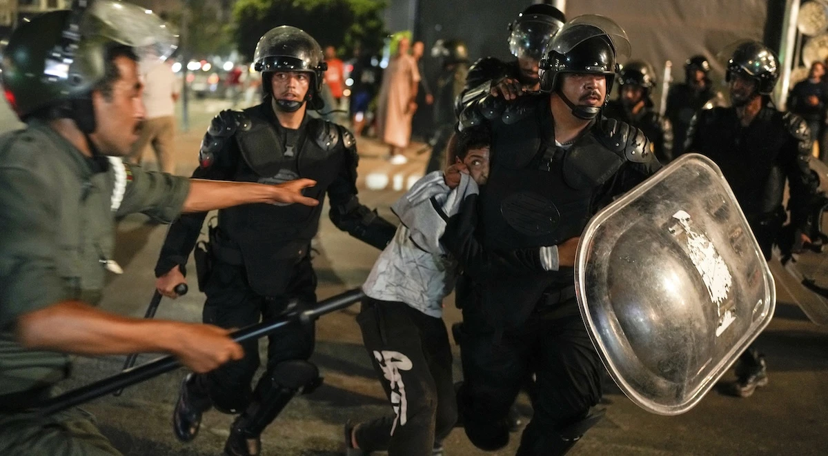 1 minuto faLa forte repressione delle proteste in MaroccoCentinaia di persone sono state arrestate, tra cui decine di minori: alcuni manifestanti hanno già ricevuto condanne molto pesanti