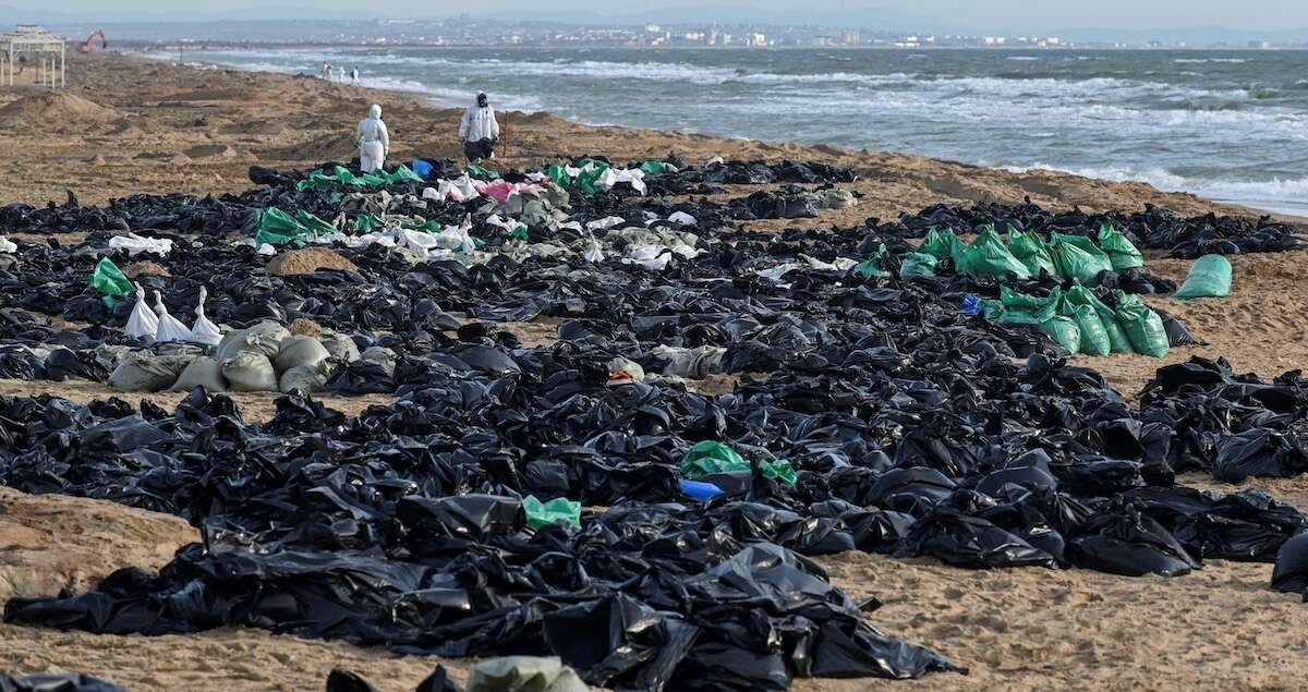 Da più di un mese la Russia è alle prese con un disastro ambientaleA metà dicembre migliaia di tonnellate di carburante fuoriuscito da due petroliere si sono riversate nel mar Nero, ma per un po' nessuno se ne è occupato