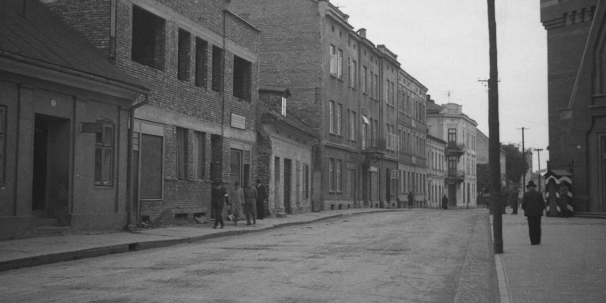 Auschwitz prima di AuschwitzAlcune foto acquisite dal museo ebraico di Oświęcim mostrano la città all’inizio dell’occupazione, prima della costruzione dei campi di concentramento e sterminio