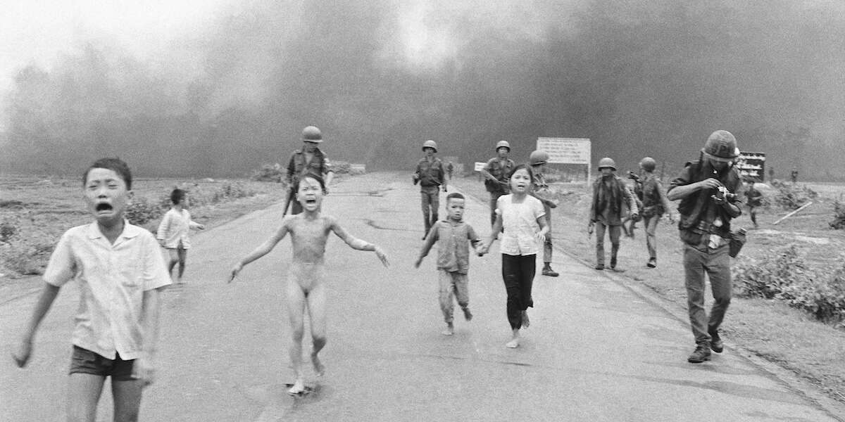 C’è un caso attorno a una delle foto più famose di sempreL’immagine che meglio mostrò gli orrori della guerra in Vietnam è attribuita a un fotografo di Associated Press, ma un nuovo documentario sostiene sia stata scattata da un freelance