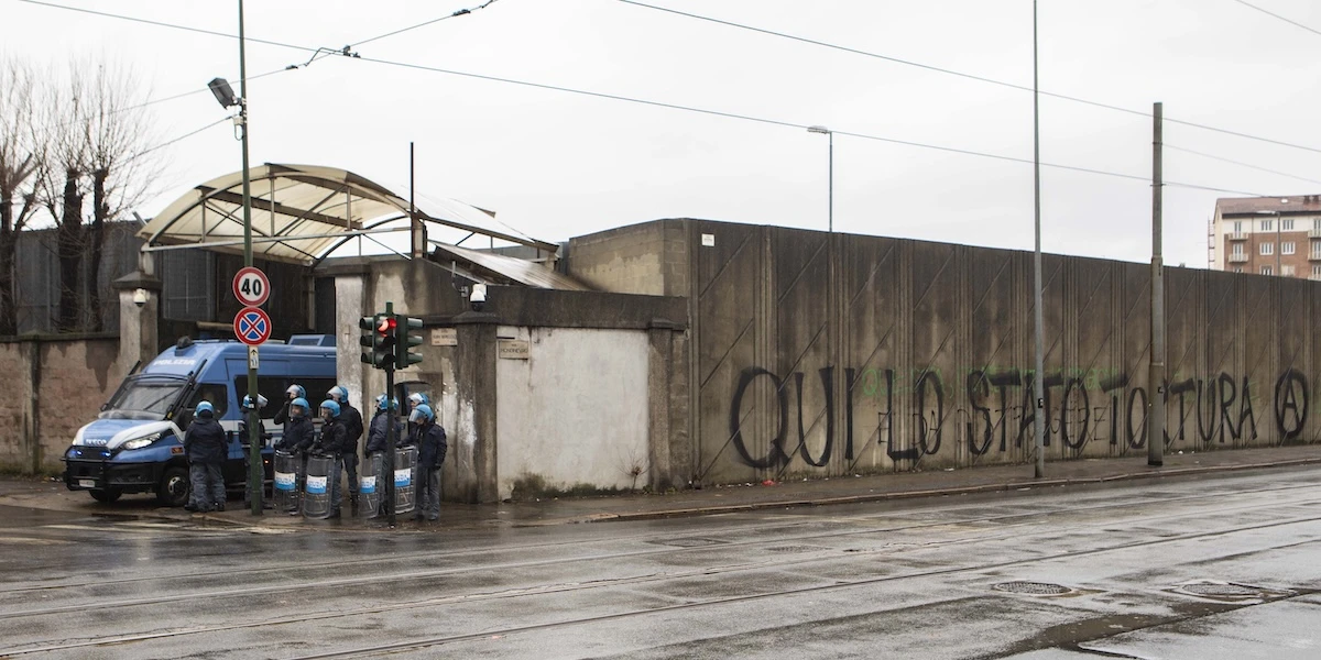 Le cose al CPR di Torino vanno ancora molto maleHa riaperto a fine marzo, tra molte proteste: in poco più di un mese c’è stata una rivolta di cui si sa ben poco, e il trattenimento di tre migranti non è stato convalidato