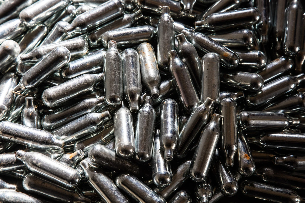 1 minuto faSapete cos’è questo?Il gas esilarante si è diffuso tra giovani e adolescenti per i suoi effetti intensi, i rischi limitati e soprattutto perché è del tutto legale