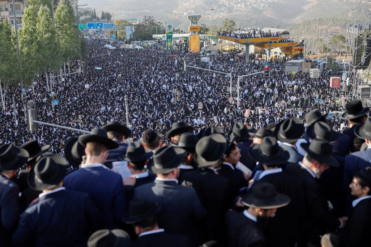 pochi secondi faLe foto di Gerusalemme pienissima di ebrei ultraortodossiIn centinaia di migliaia hanno manifestato contro una proposta di legge che potrebbe obbligarli alla leva militare