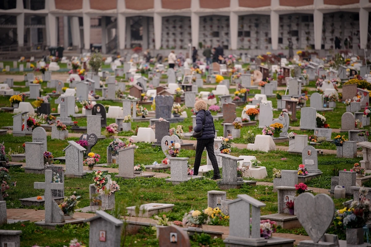 pochi secondi faLe cremazioni stanno mandando in crisi i cimiteri italianiChe però finora hanno trovato un solo modo per rispondere al problema: fare sempre più cremazioni