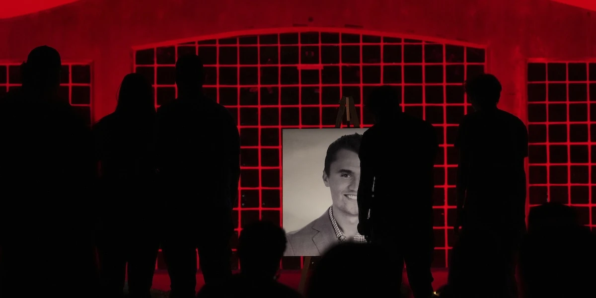 pochi secondi faCos’è diventata “Bella ciao” nel mondoÈ più di uno slogan di protesta: ora se ne parla perché era scritto, in italiano, su una delle cartucce del presunto assassino di Charlie Kirk