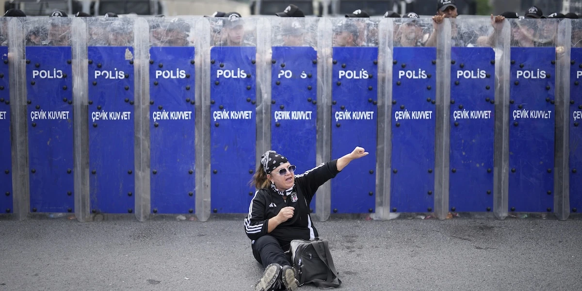 pochi secondi faIn Turchia è stato arrestato il sindaco di uno dei distretti di Istanbul, nell’ambito di un’ampia campagna contro i politici di opposizione