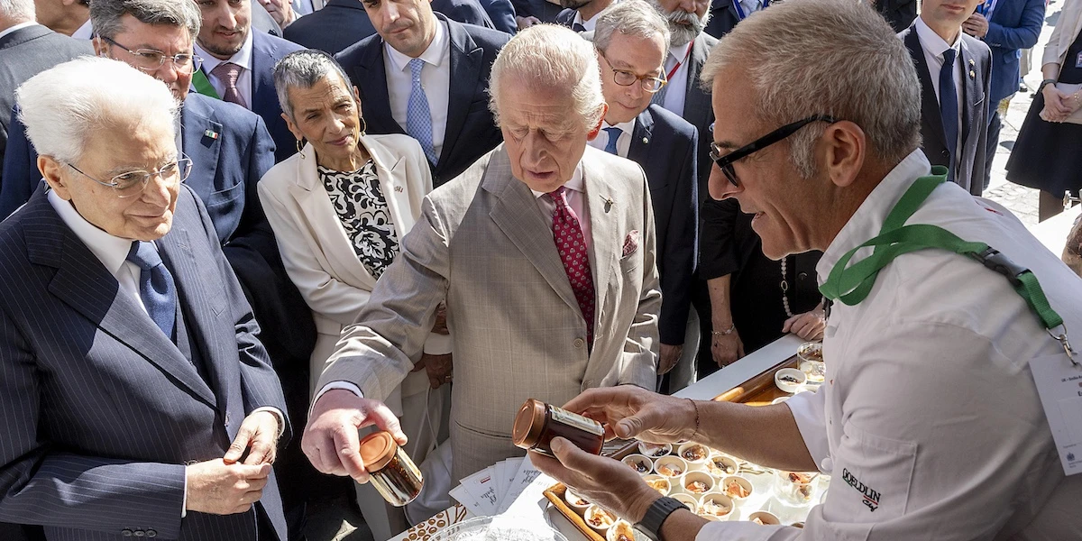 L’inusuale incontro tra re Carlo e gli agricoltori, a RavennaHa voluto conoscere i rappresentanti di quelli danneggiati dalle alluvioni, e ha concluso la visita in Italia tra stand gastronomici e 