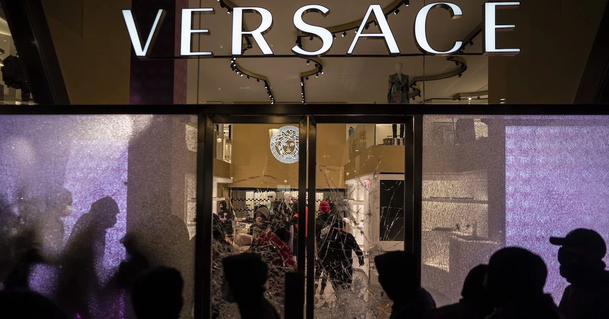 Prada comprerà VersacePer 1,25 miliardi di euro, dalla holding americana che possedeva l'azienda di moda dal 2018
