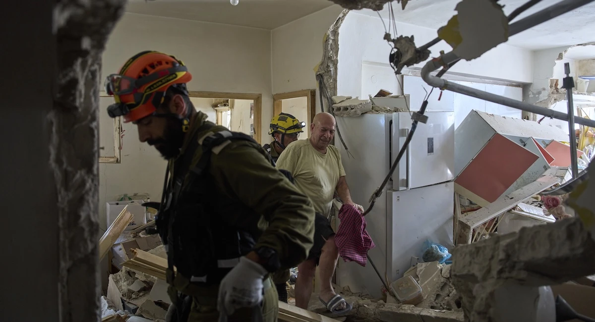 I danni dei bombardamenti iraniani in IsraeleMolti, seppure minori di quelli causati da Israele in Iran: oltre 5mila persone sfollate, 800 feriti, 24 morti e la costante ricerca di un rifugio antiaereo