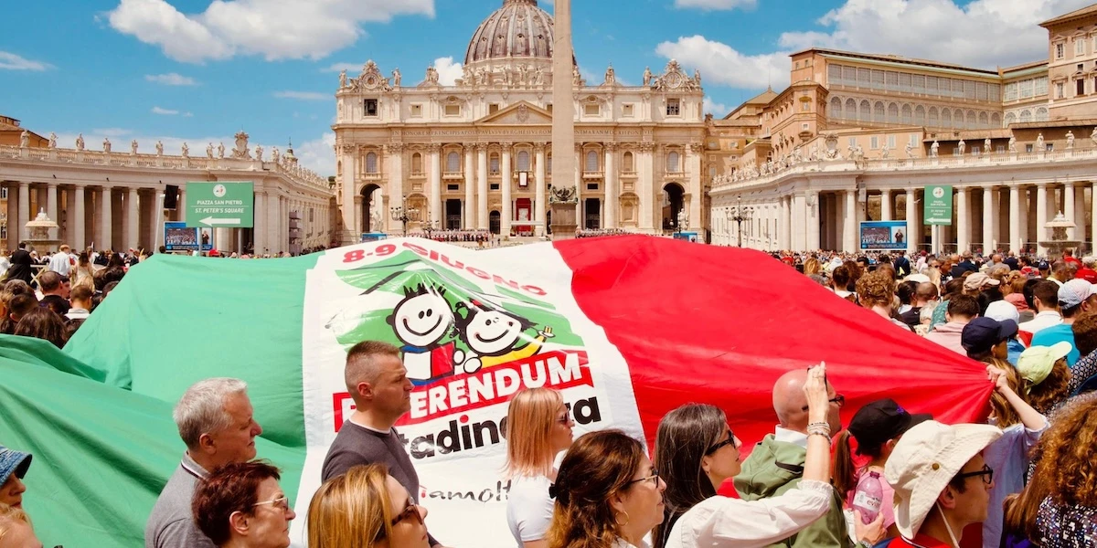 Quanto è davvero difficile ottenere la cittadinanza italianaIntanto non bastano 10 anni di residenza, e poi ci sono requisiti e procedure che generano molti disagi e situazioni paradossali