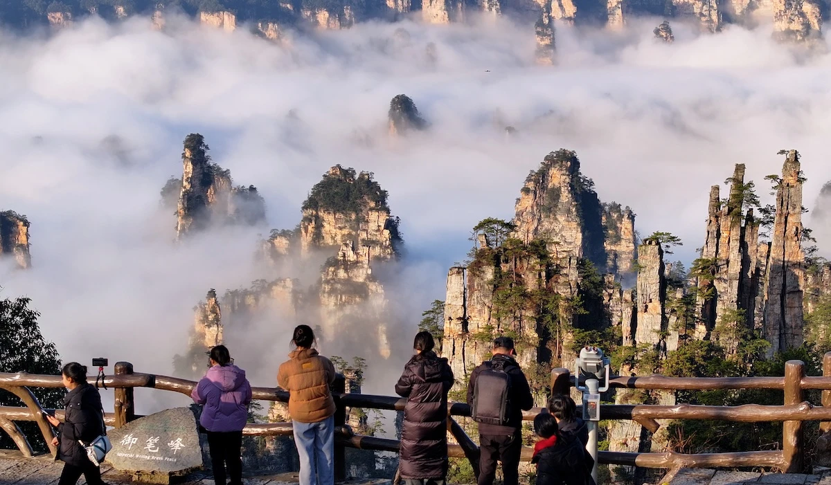 In Cina le “montagne di Avatar” hanno grotte piene di rifiutiDa almeno 15 anni nel visitatissimo parco di Zhangjiajie viene scaricato ogni genere di scarto, anche letame di maiali