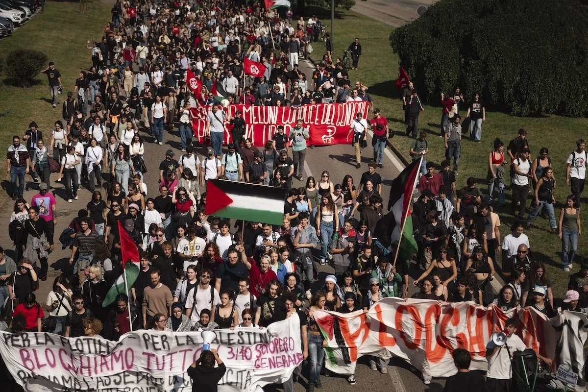 1 minuto faIn tutta Italia ci sono decine di manifestazioni in solidarietà alla Flotilla e a GazaSono proseguite in varie città le mobilitazioni spontanee iniziate ieri sera dopo che l'esercito israeliano ha arrestato gli attivisti a bordo