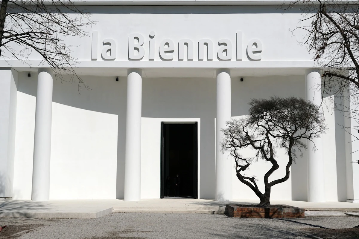 pochi secondi faLa Commissione europea ha avviato la procedura per revocare i fondi alla Biennale di Venezia, per la riapertura del padiglione russo