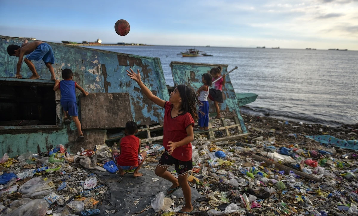 1 minuto faLancet dice che dovremmo preoccuparci molto di più della plasticaSecondo la rivista medica è un «pericolo grave, crescente e poco riconosciuto per la salute umana e del pianeta»