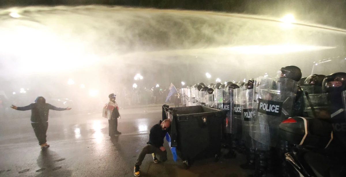 pochi secondi faA Tbilisi, in Georgia, ci sono stati scontri tra la polizia e alcuni manifestanti che cercavano di assaltare il palazzo presidenziale
