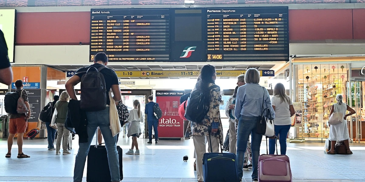 3 minuti faÈ in corso lo sciopero generale a sostegno della PalestinaÈ stato indetto dai sindacati di base, sono previsti disagi per i trasporti e manifestazioni in molte città italiane