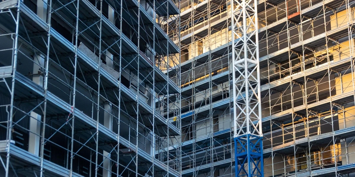Dopo quasi due anni, a Milano si torna a costruireÈ l’effetto delle nuove regole introdotte dal comune, dopo le inchieste che hanno fermato molti grandi cantieri