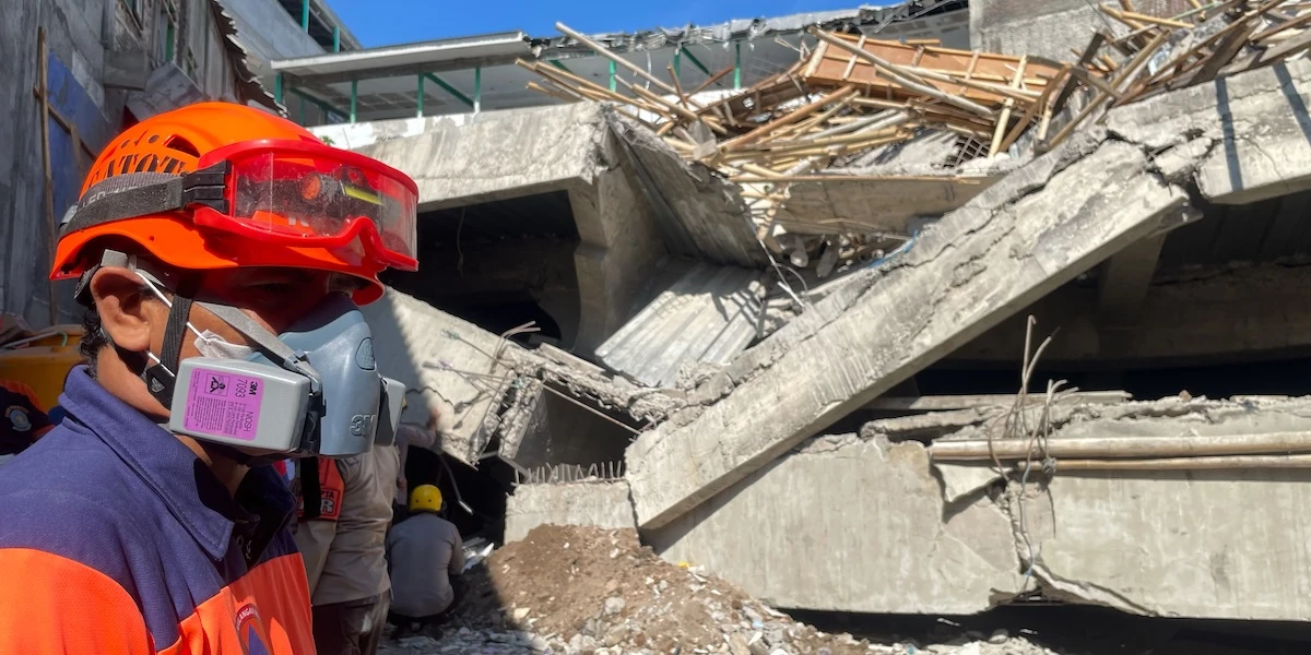 1 minuto faIn Indonesia ci sono ancora 91 dispersi a causa del crollo di una scuola, in cui sono morte almeno tre persone