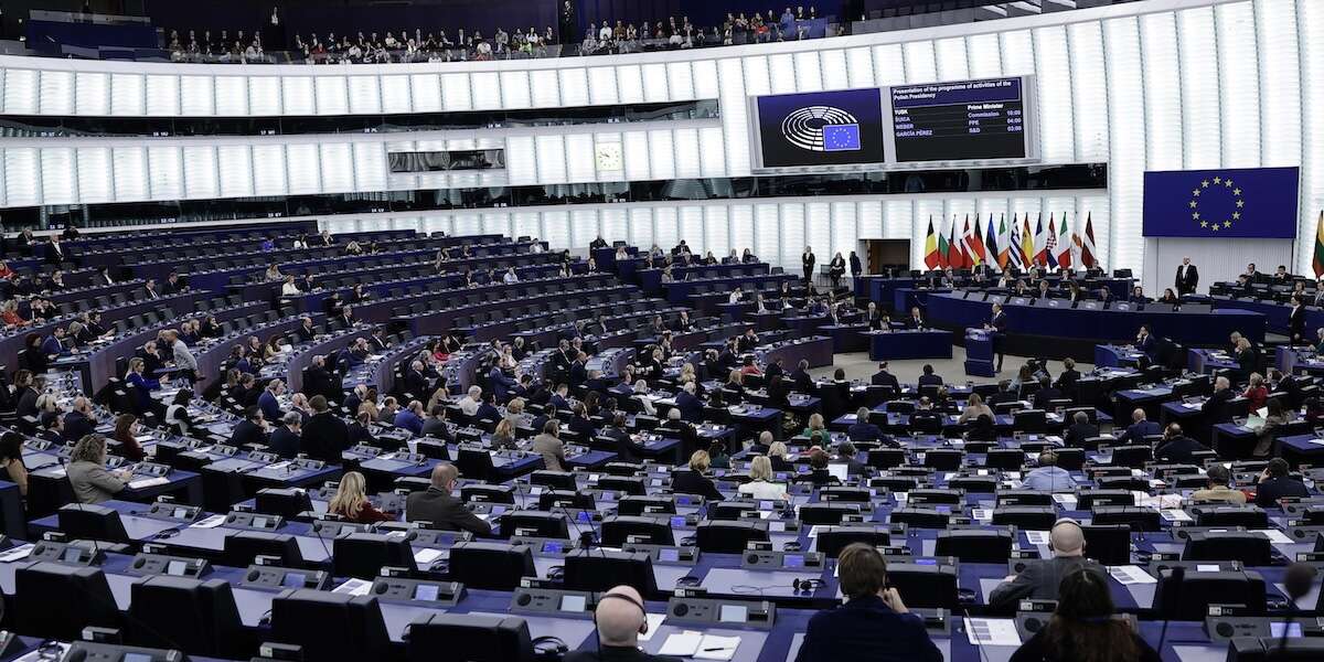 Una risoluzione del Parlamento Europeo ha accostato i simboli di nazismo e comunismo sovietico, di nuovoPD, AVS e M5S hanno votato contro un paragrafo che chiede di vietarli entrambi; anche la Lega si è opposta ma per motivi diversi