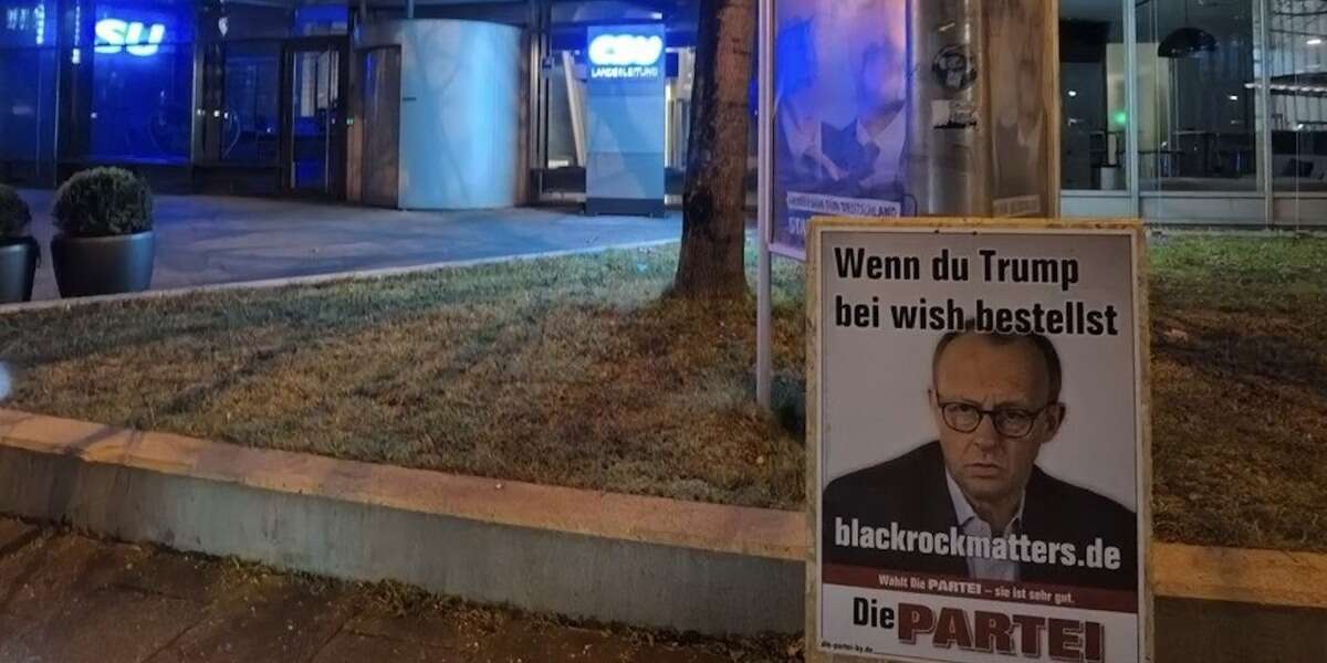 Uno strano caso di furto di manifesti elettorali a Monaco di BavieraQuelli del partito satirico Die PARTEI continuavano a sparire, quindi ci hanno messo sopra un localizzatore GPS per capire dove finissero, e l'hanno scoperto