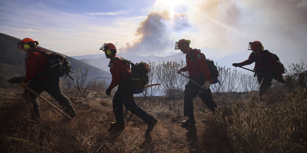 In California ora aspettano la pioggiaPotrebbe aiutare a spegnere gli incendi ancora attivi, ma si teme anche che possa creare fiumi di fango e detriti, peggiorando la situazione