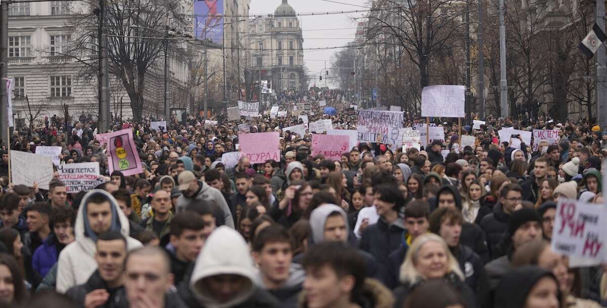 Le proteste in Serbia vanno avanti da quasi tre mesiErano iniziate dopo il crollo di una tettoia che uccise 15 persone, ma nel tempo sono diventate ampie manifestazioni e scioperi antigovernativi