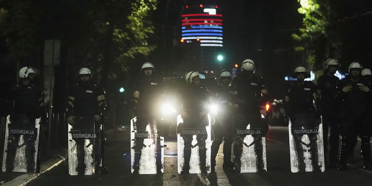 4 minuti faIn Serbia 6 persone sono state arrestate per il crollo di Novi Sad, da cui iniziarono le grandi proteste contro il governo
