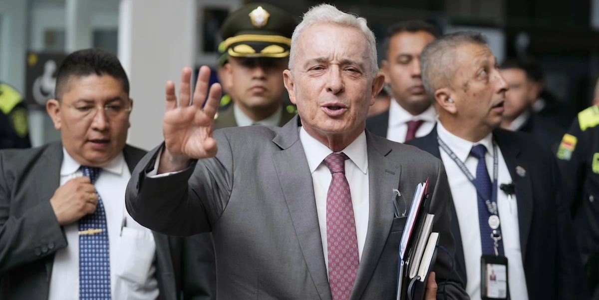 3 minuti faL’ex presidente della Colombia Álvaro Uribe è stato condannato a 12 anni di arresti domiciliari