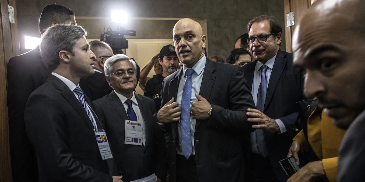 1 minuto faIl giudice brasiliano che guida tutti i casi che contanoDalle indagini su Bolsonaro alla sospensione di X, Alexandre de Moraes è molto noto e molto discusso: ora anche Trump l'ha sanzionato