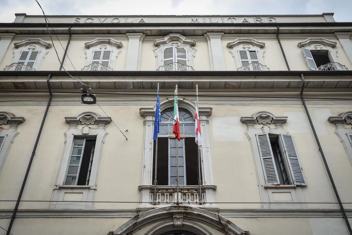 3 minuti faUn insegnante della scuola militare Teulié di Milano è stato arrestato con l’accusa di violenze sessuali sugli studenti