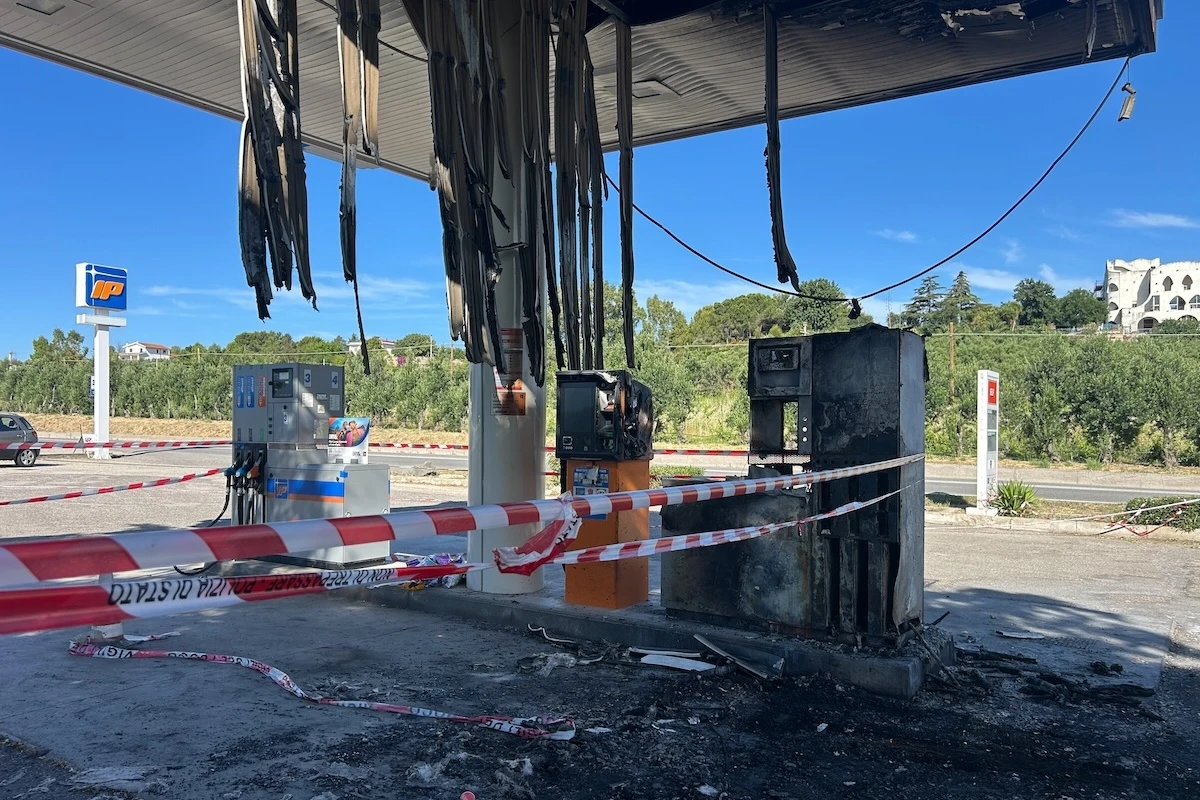1 minuto faIn che condizioni vivevano e lavoravano i braccianti bruciati vivi in CalabriaAlloggiavano nella stessa casa dei due uomini accusati di averli uccisi e ogni mattina venivano portati in Basilicata a raccogliere le fragole