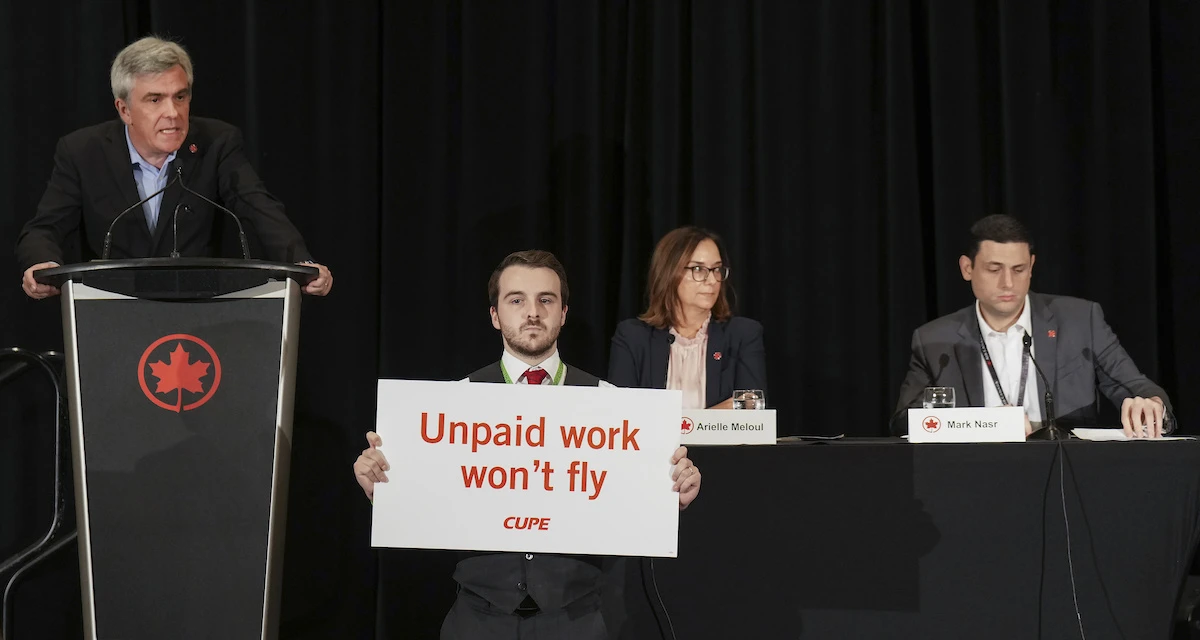 1 minuto faLa compagnia aerea Air Canada ha sospeso tutte le operazioni per uno sciopero degli assistenti di volo