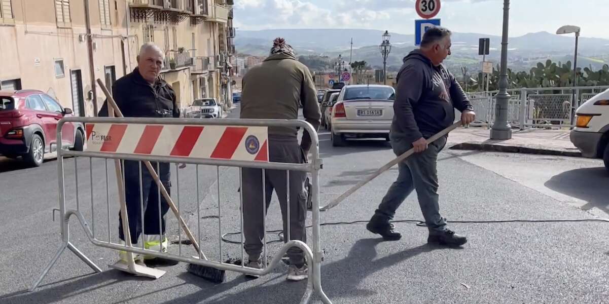 Ad Agrigento hanno asfaltato i tombini e ora li stanno cercando con i metal detectorIl problema è dovuto ai lavori fatti d'urgenza per la visita di Mattarella, che ha inaugurato l'anno in cui la città sarà capitale della cultura