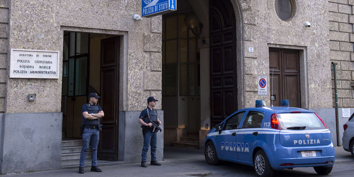 Le lunghe code davanti all’ufficio immigrazione di TorinoMolte persone sono costrette a stare lì fuori al freddo, anche di notte, per le pratiche sui permessi di soggiorno, mentre la questura sta cercando una soluzione