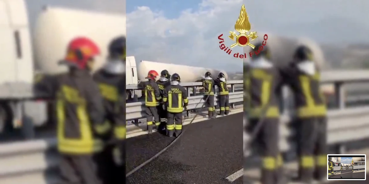 pochi secondi faCi sono lunghe code sull’autostrada A1 a nord di Roma a causa dell’incendio di un’autocisterna