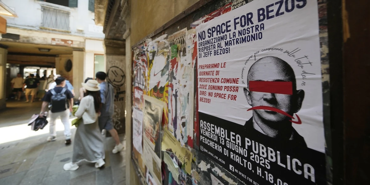 A Venezia è nato un comitato contro il matrimonio di Jeff BezosSi oppone all’occupazione di molti spazi della città affittati al proprietario di Amazon per festeggiare le nozze insieme a 250 invitati