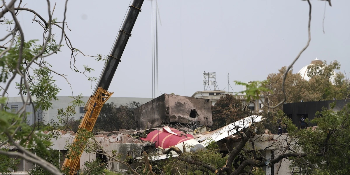 Le complicate indagini sul disastro aereo in IndiaSi sta ancora cercando la seconda scatola nera, non si sa come mai l'aereo sia precipitato e nel frattempo i morti accertati sono almeno 265